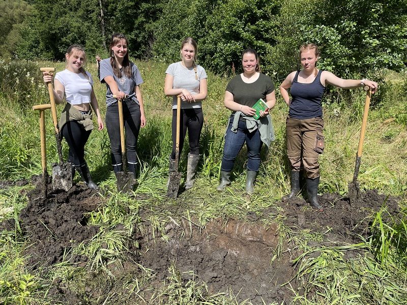 Pflegeeinsätze im Biotop Uckersdorf mit Gewässerbestimmung am Ambach
