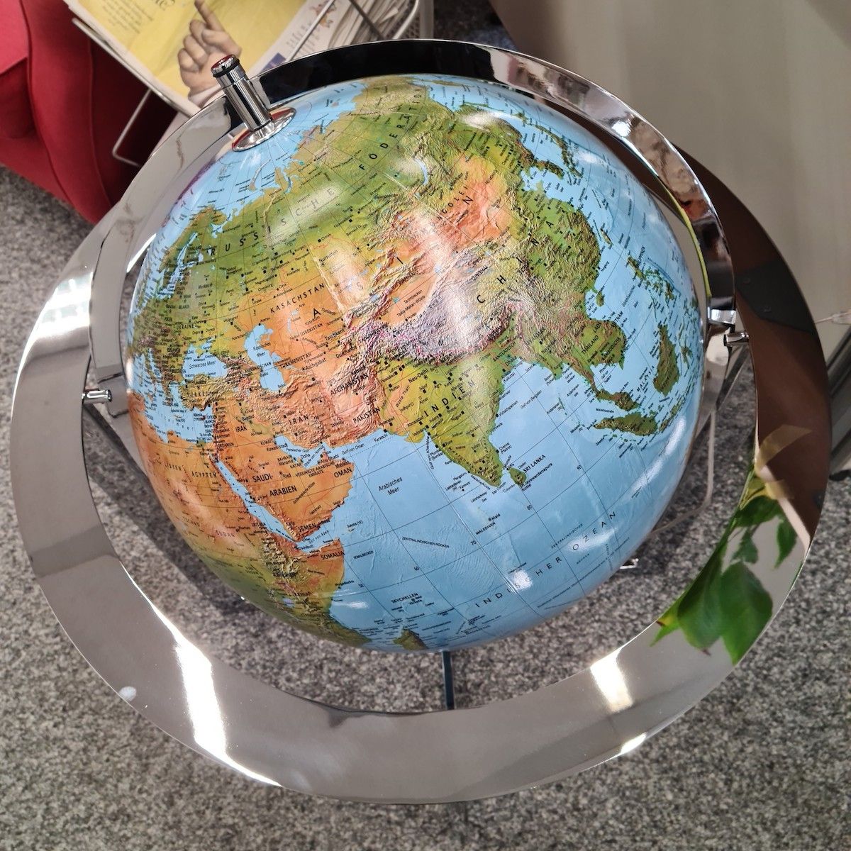 "Wilhelms Freunde“ stiften Standglobus für die Schulbibliothek