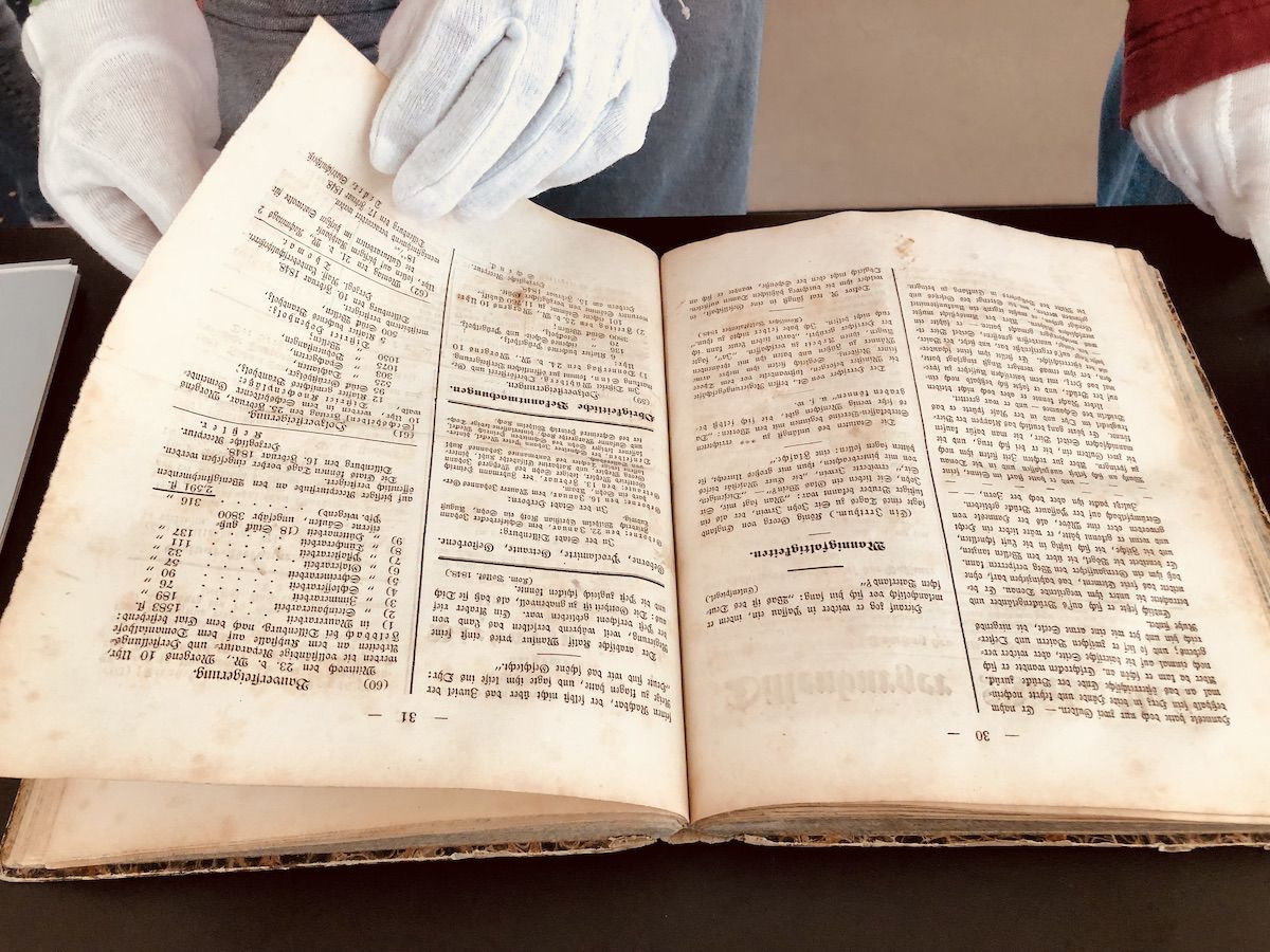 Zwei Klassen entdecken das Dillenburger Stadtarchiv