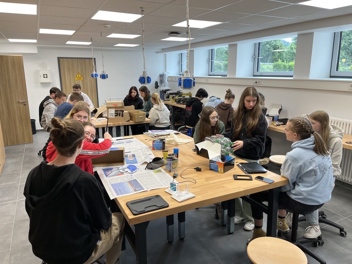 WU-Kurs „Experimentelle Chemie“ baut einen wasserstoffbetriebenen Modellbus