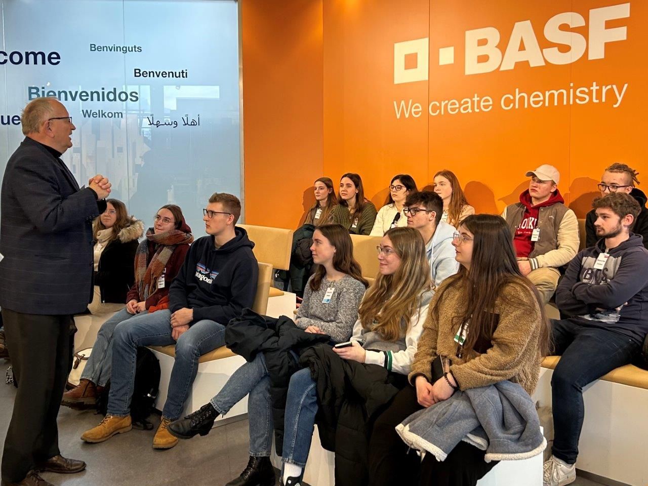 Chemie-Kurse besichtigen BASF