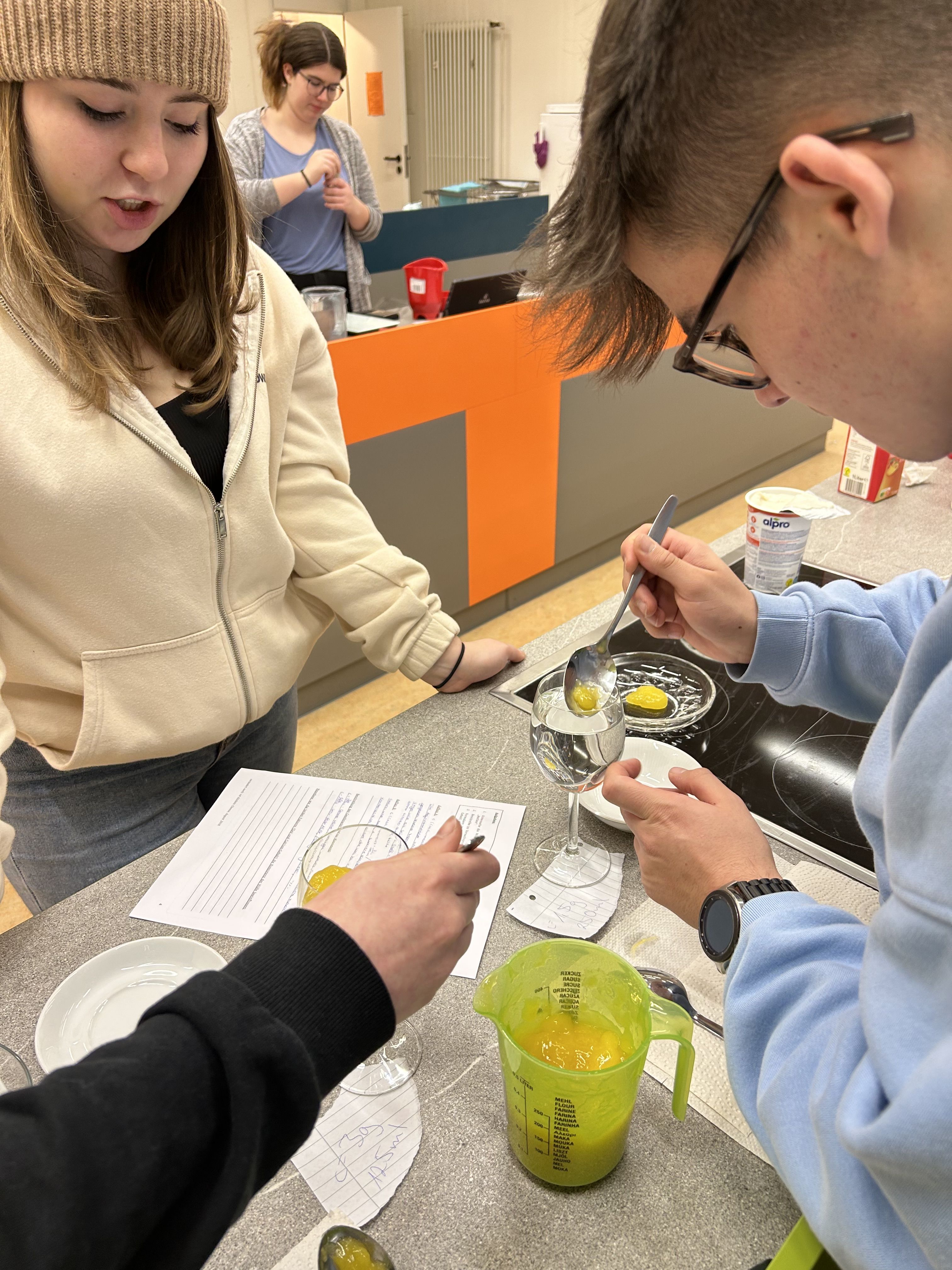 Chemie-Grundkurs des Abiturjahrgangs in der Molekular-Küche