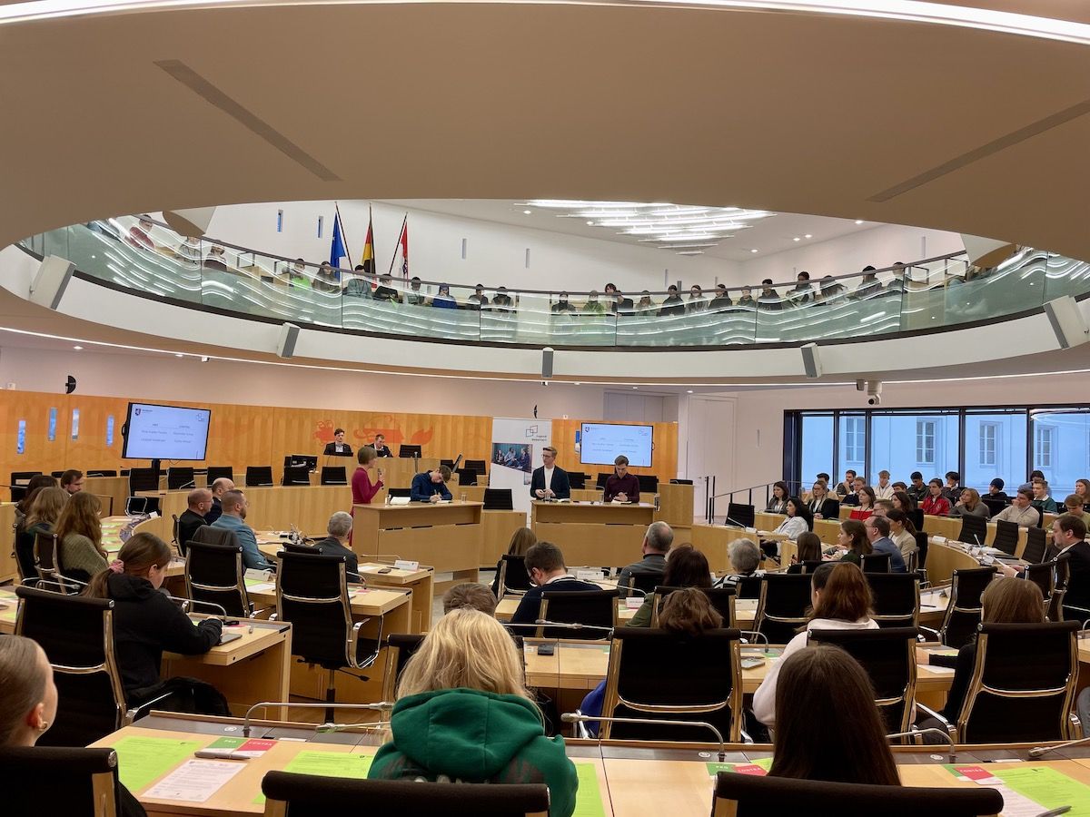 WvO-Klassen besuchen eine „Jugend debattiert-Showdebatte“ im hessischen Landtag