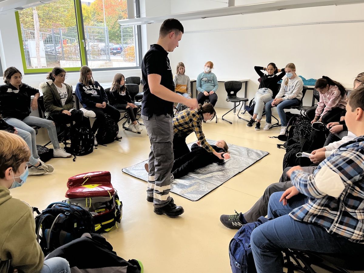 Rettungssanitäter besucht Klassen 6B&E: Helfen, bitte!