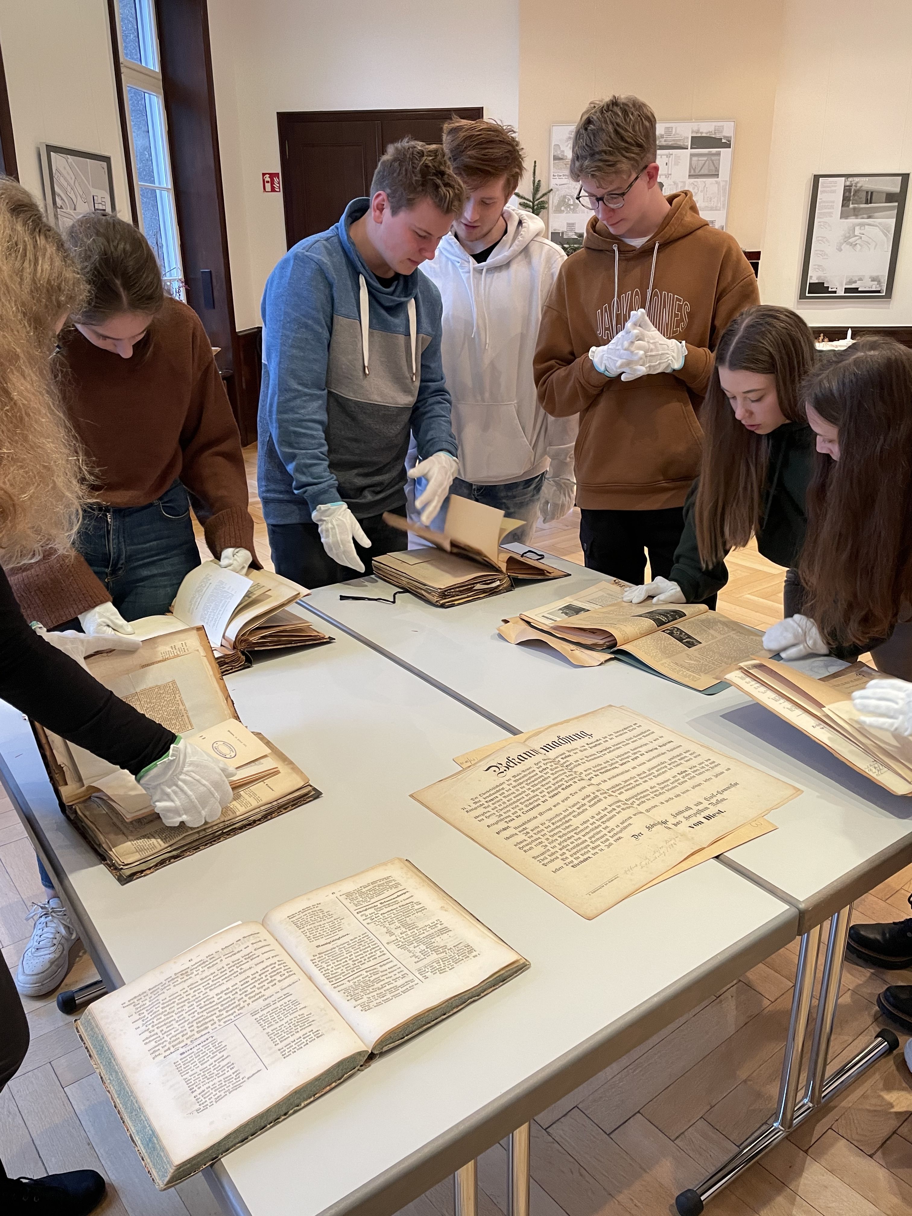 Geschichte-Leistungskurs erkundet das Dillenburger Stadtarchiv