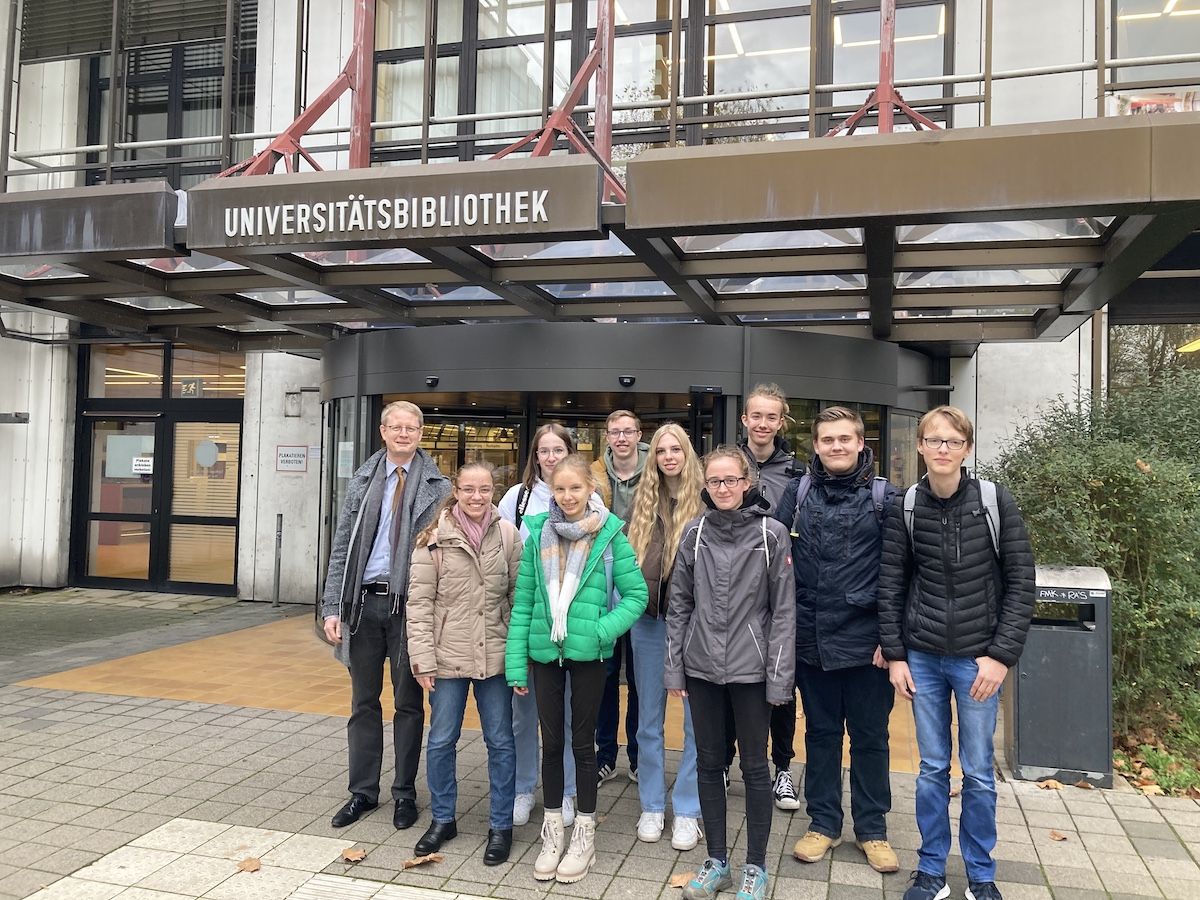 Schüler der Begabtenförderung der WvO bekommen Einblicke in Universitätsbibliothek Gießen