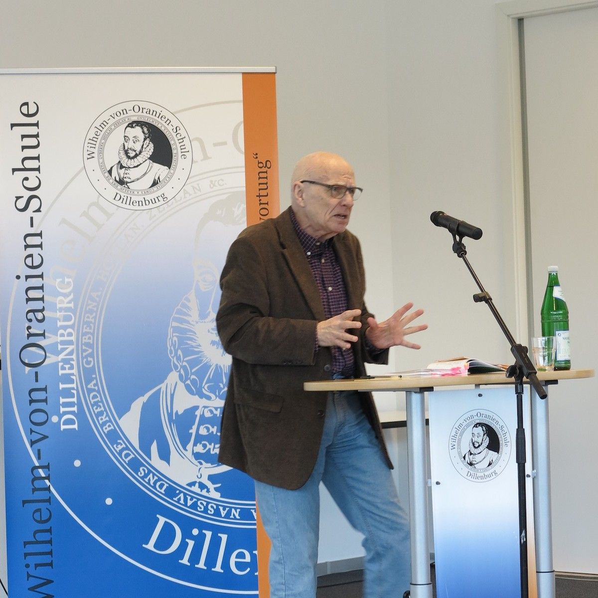 Gerhard Bökel referiert vor WvO-Abiturienten