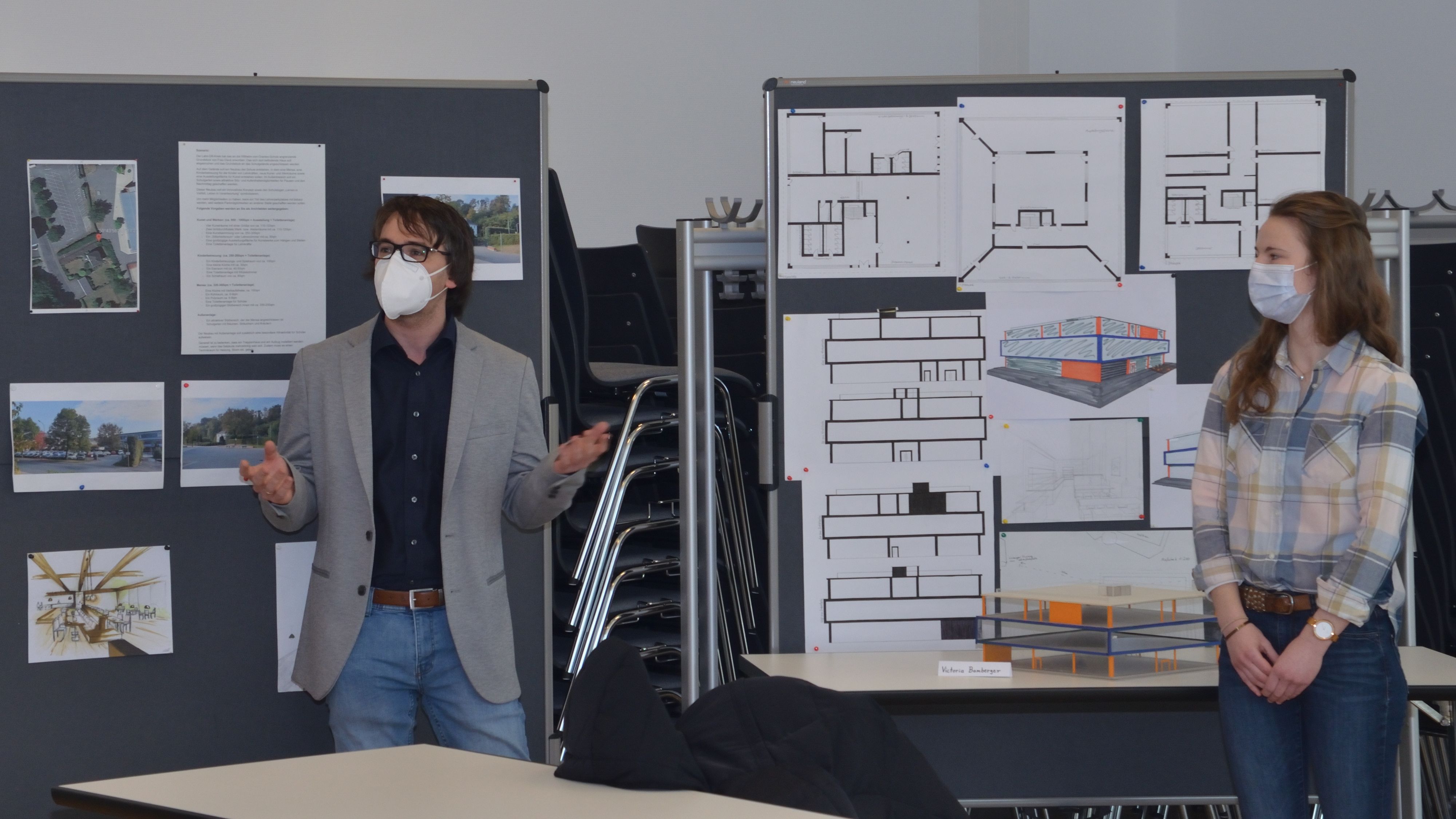 Chefin der LDK-Schulbauabteilung nimmt Architektur-Modelle des Kunst-LK unter die Lupe