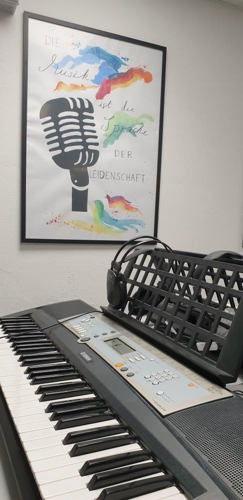 Music meets Art - Kunst-Abiturienten dekorieren Keyboardraum