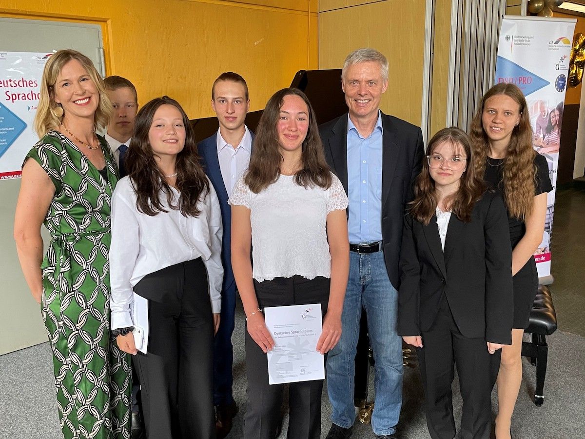 Staatssekretär Lösel überreicht Deutsches Sprachdiplom